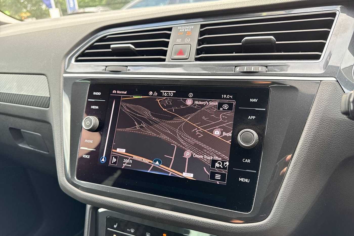 Volkswagen Tiguan 1.5 TSI (150ps) R-Line EVO DSG | Rear Camara | Wireless Charging