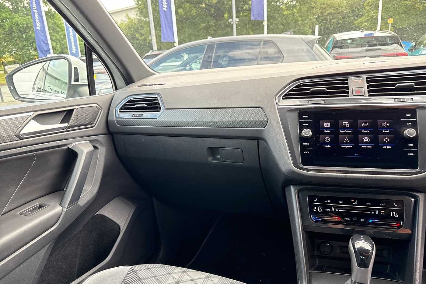 Volkswagen Tiguan 1.5 TSI (150ps) R-Line EVO DSG | Rear Camara | Wireless Charging