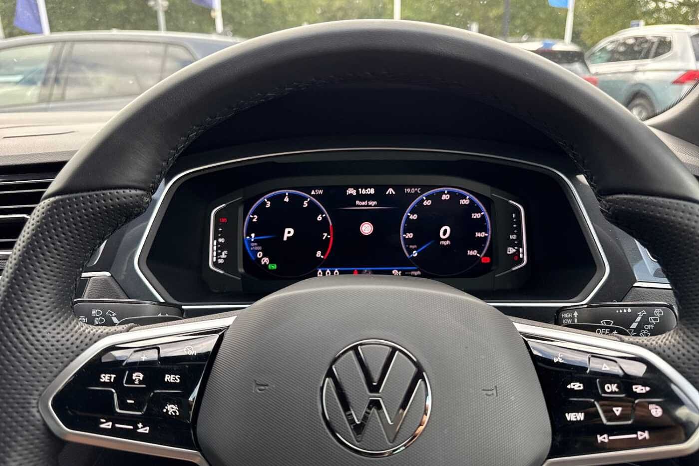 Volkswagen Tiguan 1.5 TSI (150ps) R-Line EVO DSG | Rear Camara | Wireless Charging