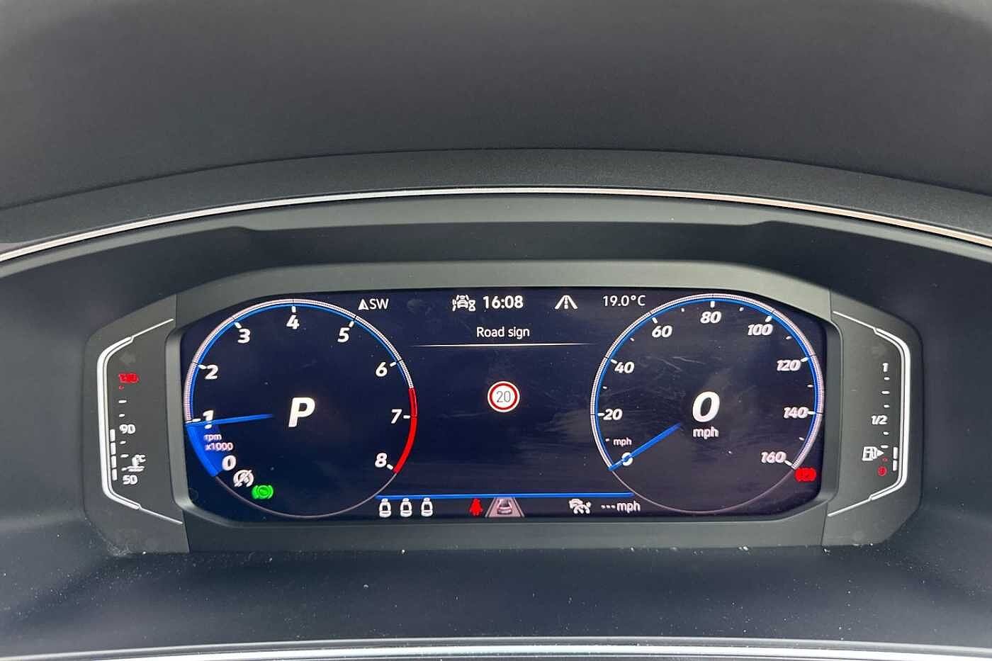 Volkswagen Tiguan 1.5 TSI (150ps) R-Line EVO DSG | Rear Camara | Wireless Charging
