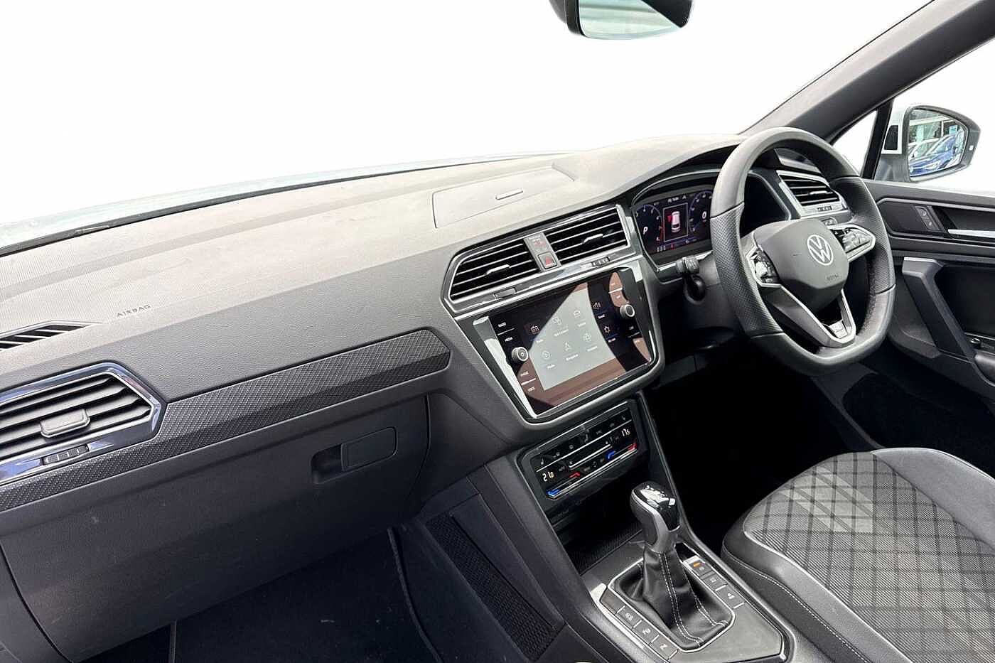 Volkswagen Tiguan 1.5 TSI (150ps) R-Line EVO DSG | Rear Camara | Wireless Charging